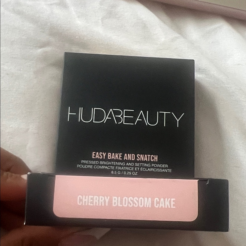 HUDA BEAUTY Easy Bake Setting Powder - Cherry Blossom Cake